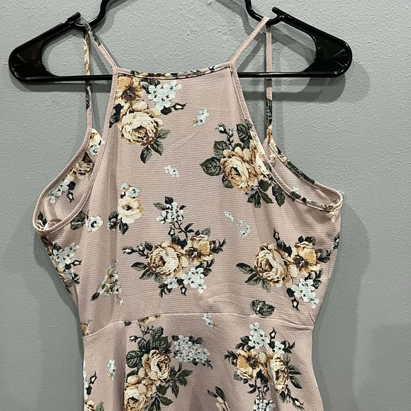 Monteau Floral Top with Pastel Hues - Picture 5 of 6